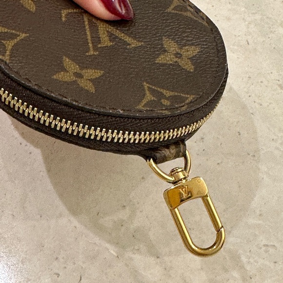 Louis Vuitton Monogram Round Coin Purse - Picture 6 of 7